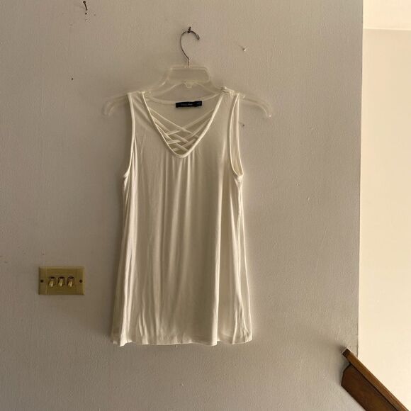 Doe & Rae white criss cross detail top size small - Picture 2 of 9